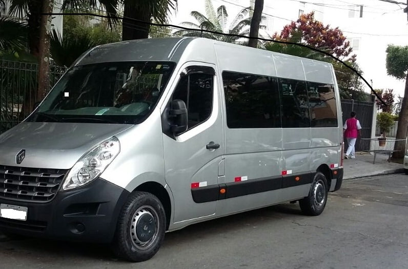 van modelo Master Renault cor prata, imagem refere-se a o texto informando sobre aluguel de vans preços.