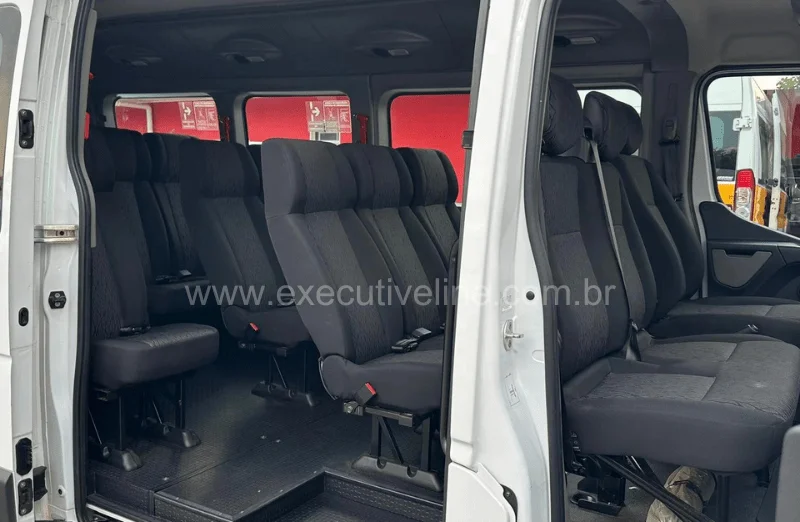Imagem do interior da van branca