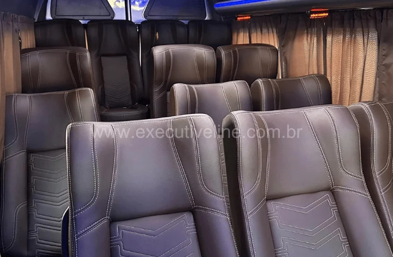 Interior da van com luzes LED para locação