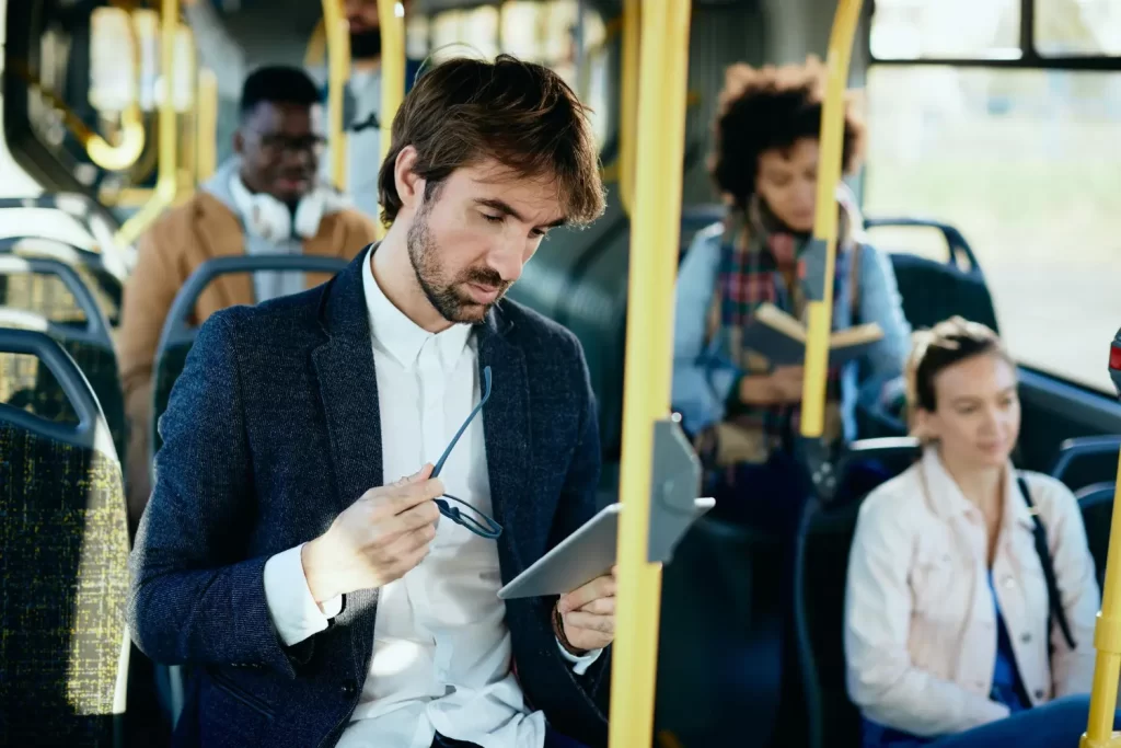 Funcionários indo ao trabalho graças ao transporte fretado para funcionários