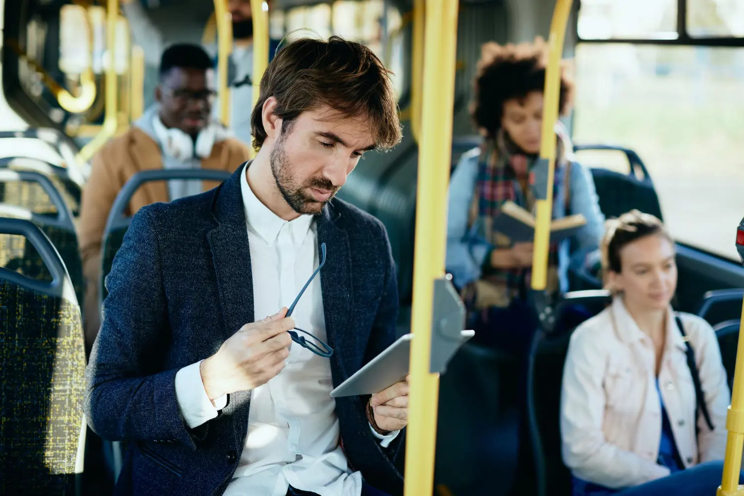 Funcionários indo ao trabalho graças ao transporte fretado para funcionários