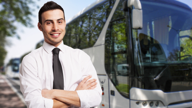 imagem mostra motorista executivo e ônibus exemplificando o serviço de transfer executivo
